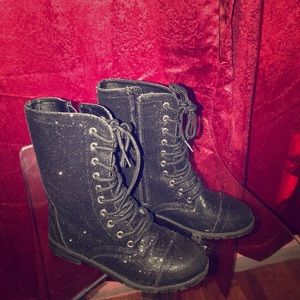 Sparkling short combat boots!